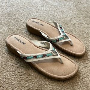 NWT MINNETONKA WHITE BEADED SANDALS size 10